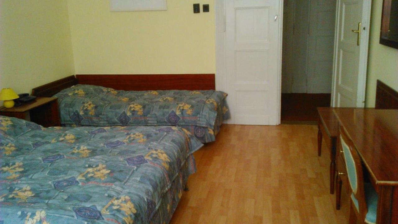 Hotel Central Nagykanizsa Bagian luar foto