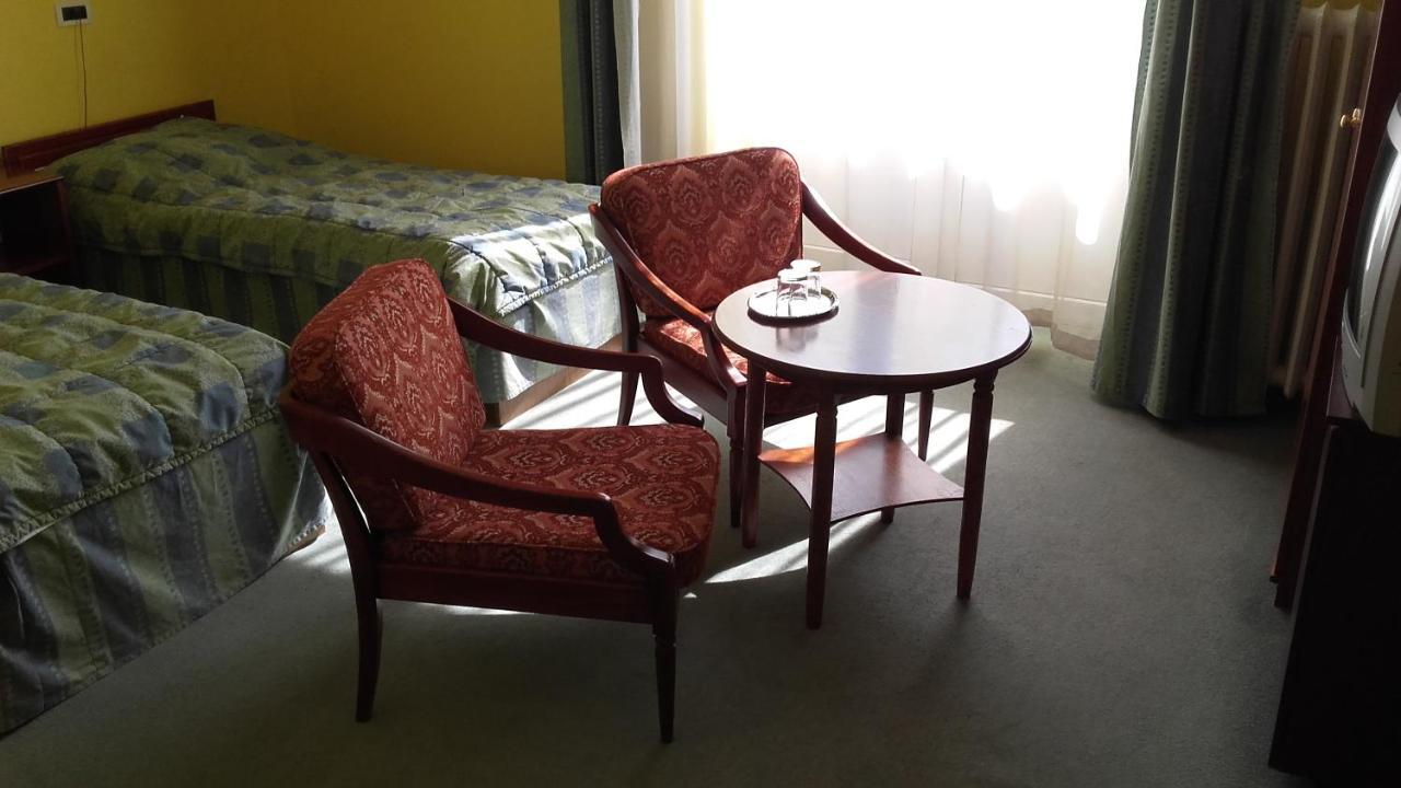 Hotel Central Nagykanizsa Bagian luar foto