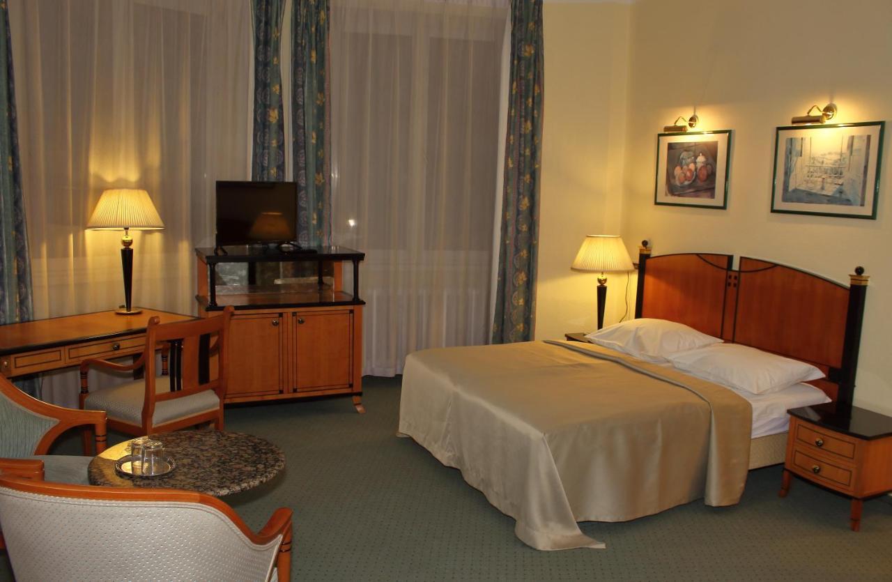 Hotel Central Nagykanizsa Bagian luar foto