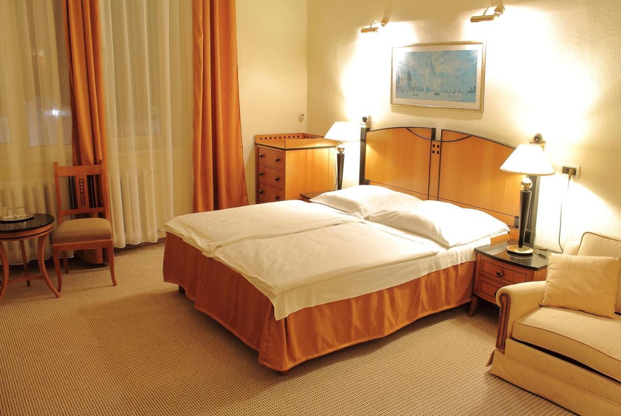Hotel Central Nagykanizsa Bagian luar foto