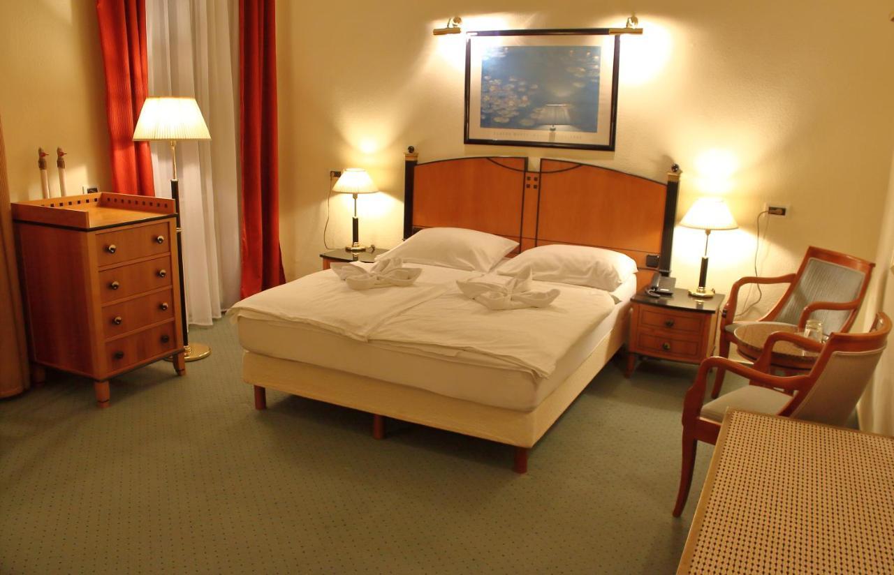 Hotel Central Nagykanizsa Bagian luar foto