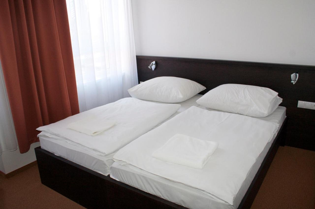 Hotel Central Nagykanizsa Bagian luar foto