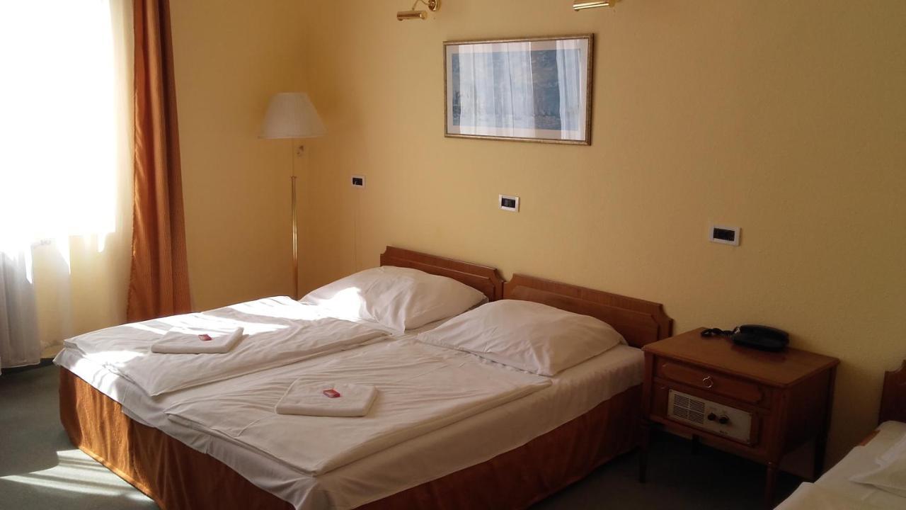 Hotel Central Nagykanizsa Bagian luar foto