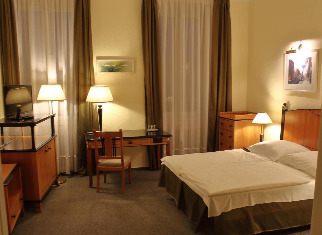 Hotel Central Nagykanizsa Bagian luar foto