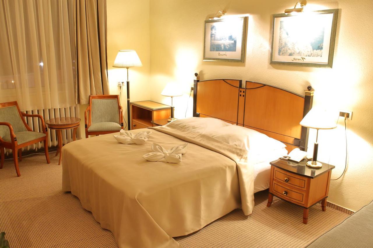 Hotel Central Nagykanizsa Bagian luar foto