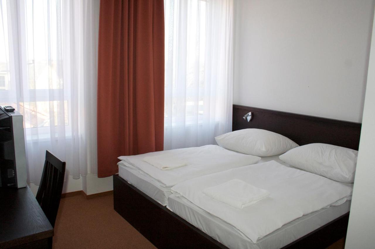 Hotel Central Nagykanizsa Bagian luar foto