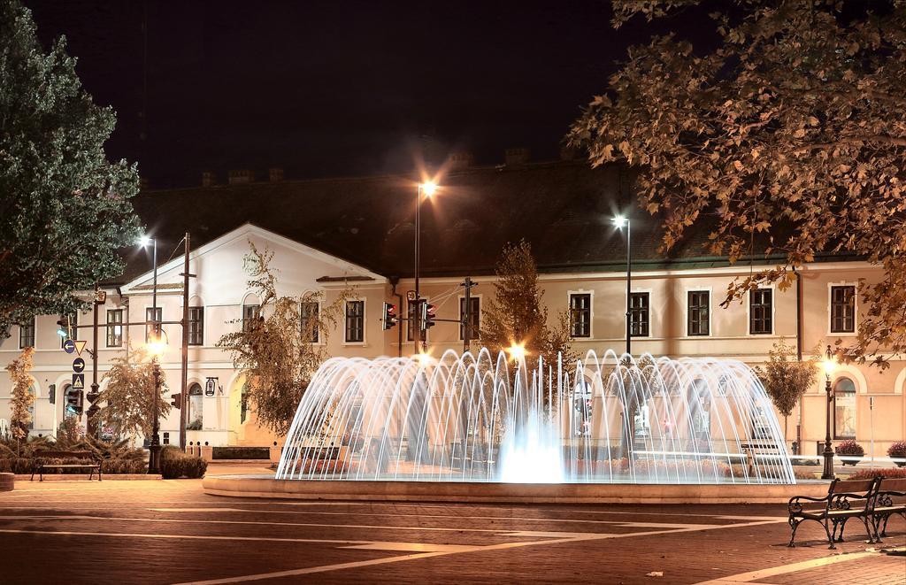Hotel Central Nagykanizsa Bagian luar foto