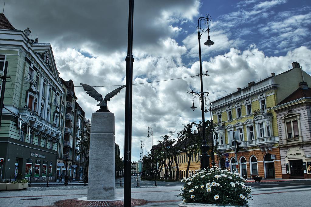 Hotel Central Nagykanizsa Bagian luar foto