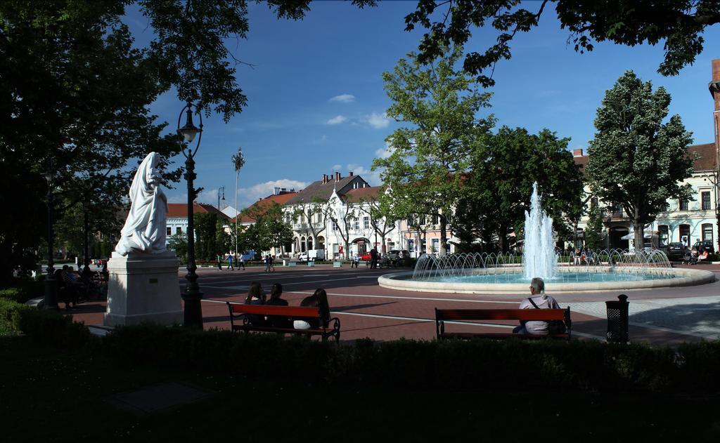 Hotel Central Nagykanizsa Bagian luar foto