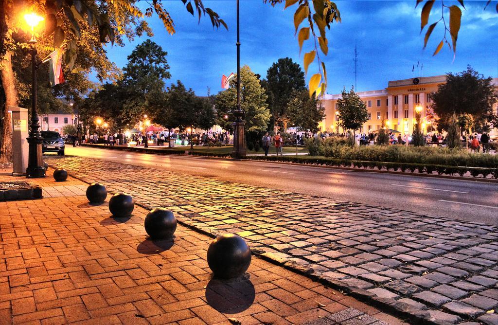 Hotel Central Nagykanizsa Bagian luar foto