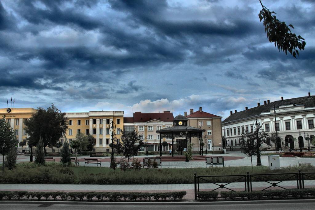 Hotel Central Nagykanizsa Bagian luar foto
