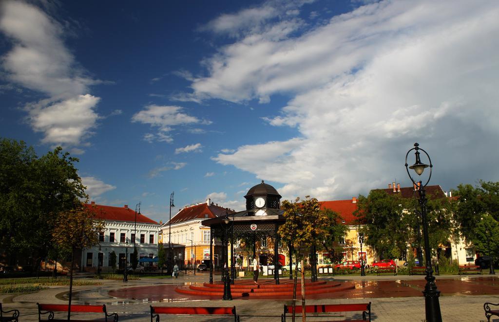 Hotel Central Nagykanizsa Bagian luar foto