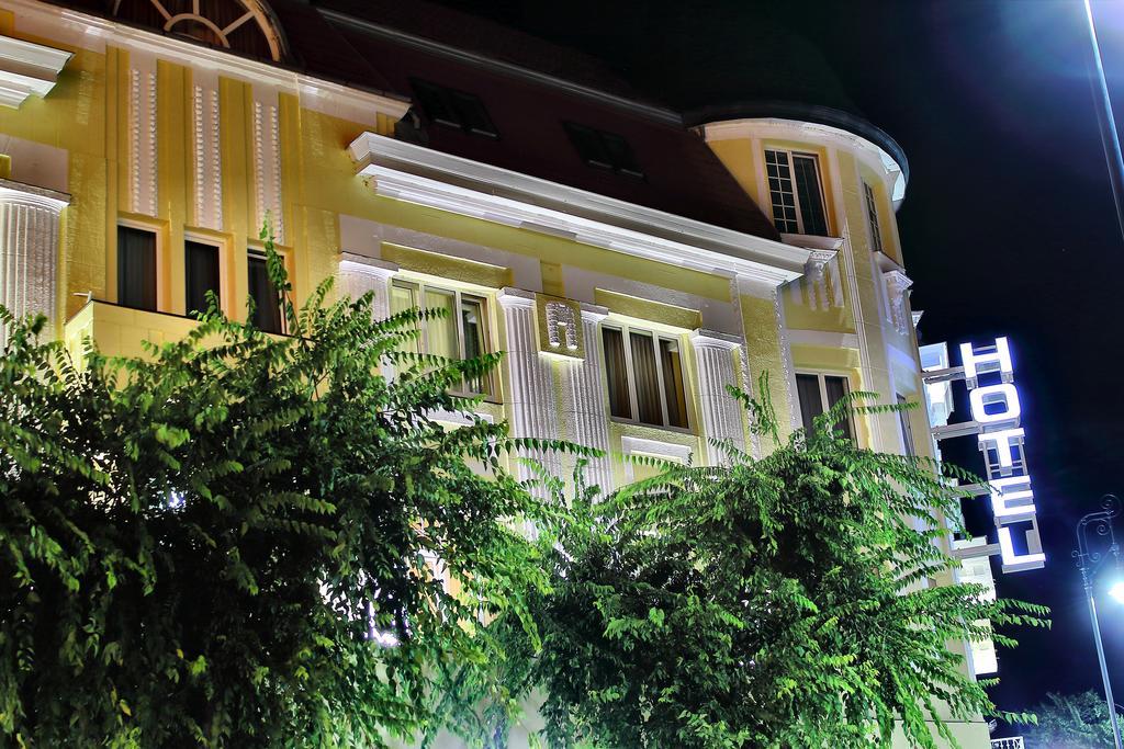 Hotel Central Nagykanizsa Bagian luar foto