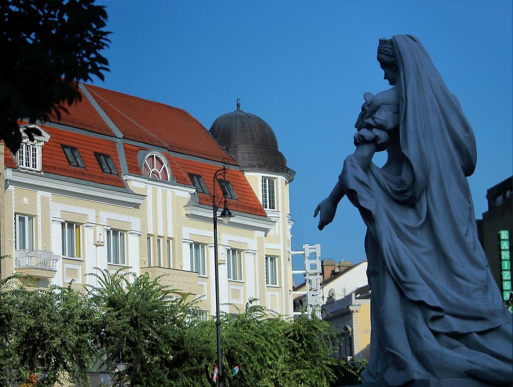 Hotel Central Nagykanizsa Bagian luar foto