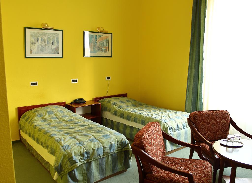 Hotel Central Nagykanizsa Bagian luar foto