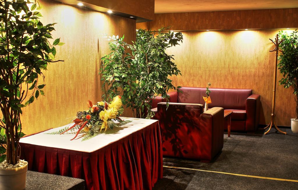 Hotel Central Nagykanizsa Bagian luar foto