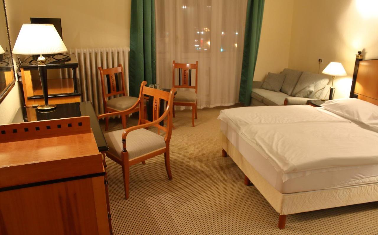 Hotel Central Nagykanizsa Bagian luar foto